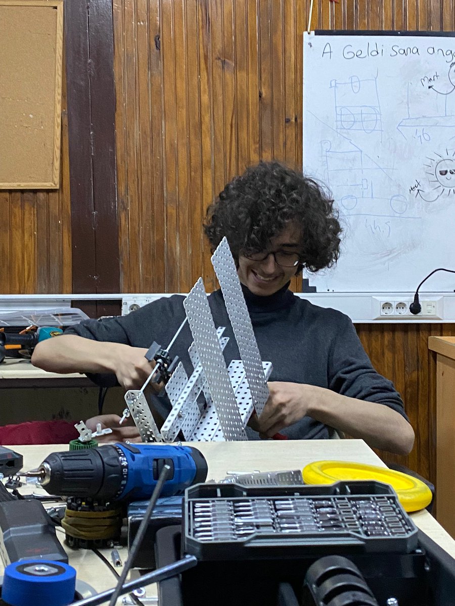 mvrmacka's tweet photo. Türkiye finalleri için yeni bir challenge başlattık. Şampiyon olan robotumuzu yeniden tasarlıyoruz. 3 gün içinde robotumuzu Türkiye finallerine yakışır bir şekilde hazırlayıp hedefe ulaşmayı amaçlıyoruz. https://t.co/FLwlsLNbPN