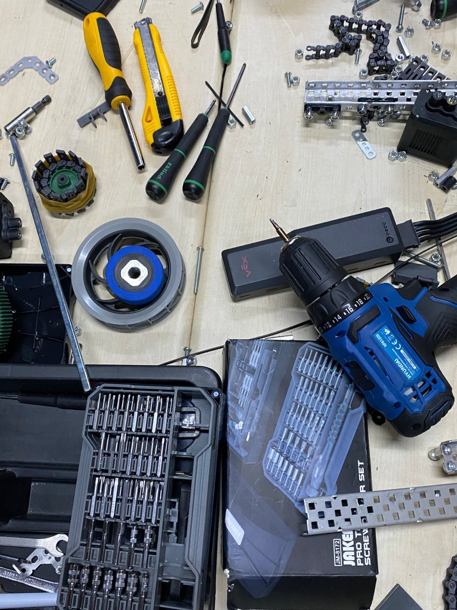Türkiye finalleri için yeni bir challenge başlattık. Şampiyon olan robotumuzu yeniden tasarlıyoruz. 3 gün içinde robotumuzu Türkiye finallerine yakışır bir şekilde hazırlayıp hedefe ulaşmayı amaçlıyoruz.