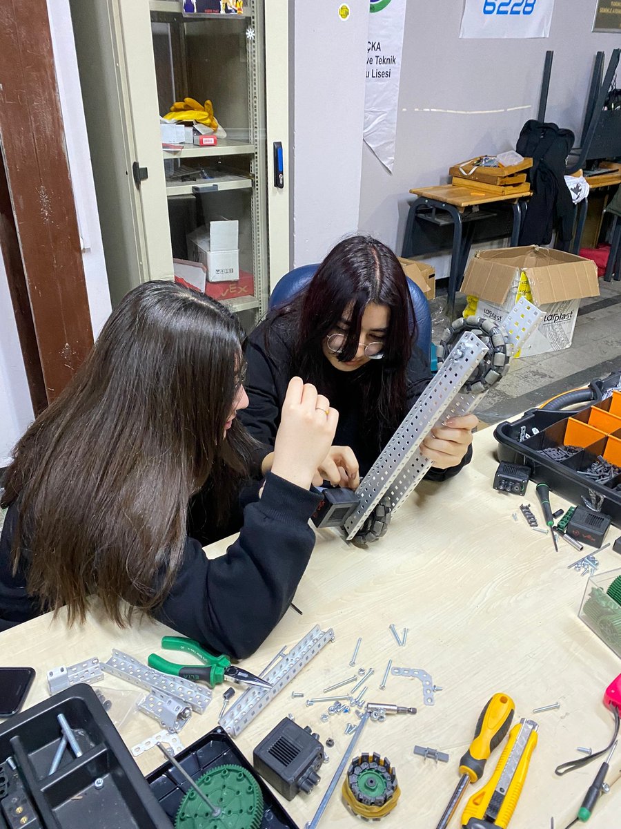 mvrmacka's tweet photo. Türkiye finalleri için yeni bir challenge başlattık. Şampiyon olan robotumuzu yeniden tasarlıyoruz. 3 gün içinde robotumuzu Türkiye finallerine yakışır bir şekilde hazırlayıp hedefe ulaşmayı amaçlıyoruz. https://t.co/FLwlsLNbPN