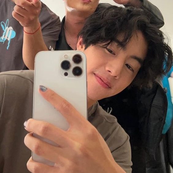 yeriangat's tweet photo. de eto na talaga [REAL!!!!!] naks otits namin marunong magmirror selfie! lakas maka bagetz bet pwede na maging trendsetterist! look at that otits drip grabe 🔥🔥🔥🔥 https://t.co/PZqUaGbRLd