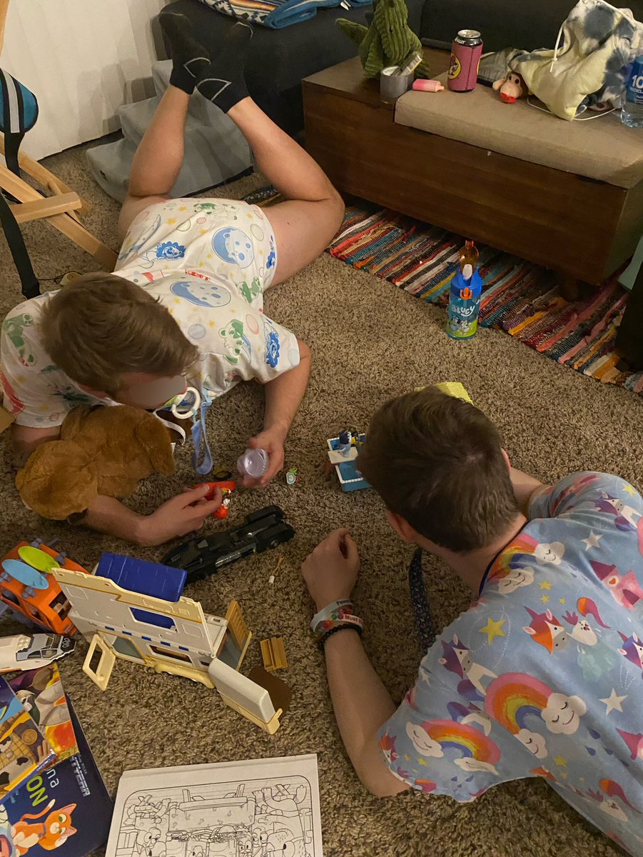 JakeAZDL's tweet photo. Had an awesome play date with @SlinkieFerret and the supervision of daddy @diapereddork 😎🍼🧷#abdl #ddlb #diaperguy #littlespace https://t.co/0PoIkqggtJ