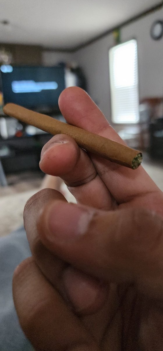 2FrogsDeep's tweet photo. couldn't decide on which picture looked the best. #TimeForBlunt #LetsGetStoned #HighTuesday https://t.co/6riicuWncz