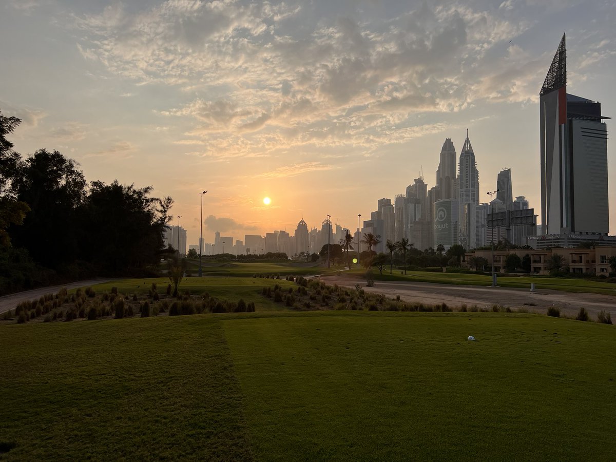 bribaker's tweet photo. Twilight golf in #Dubai is pretty special. https://t.co/7Ab6j4HbrY