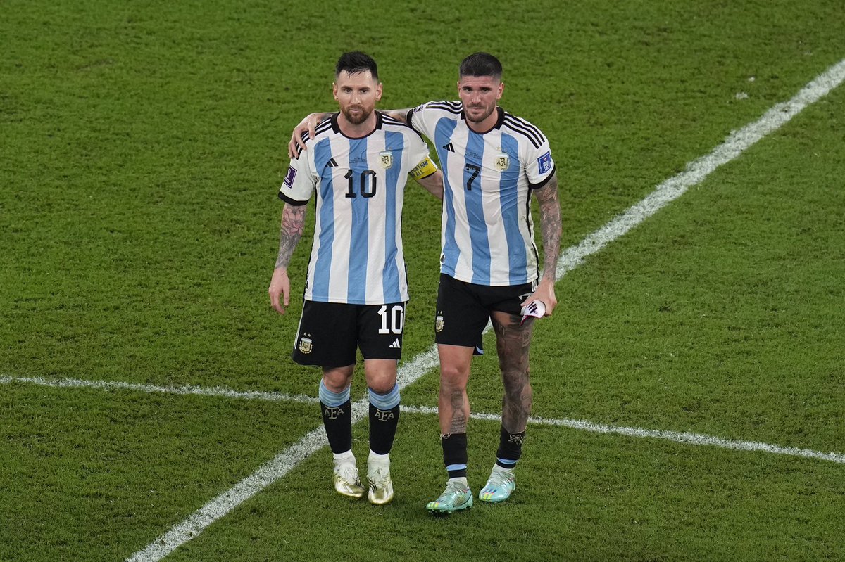 Footy_Insights's tweet photo. 🗣Rodrigo De Paul :

“Before extra time Leo Messi made a speech to us. He said ;
Don't you know football? Were they (France)not expected to score against us? Come on! the champion is the one who stays on his feet in the toughest moments and gets back up again. It pumped us up” https://t.co/h42pW51ohw