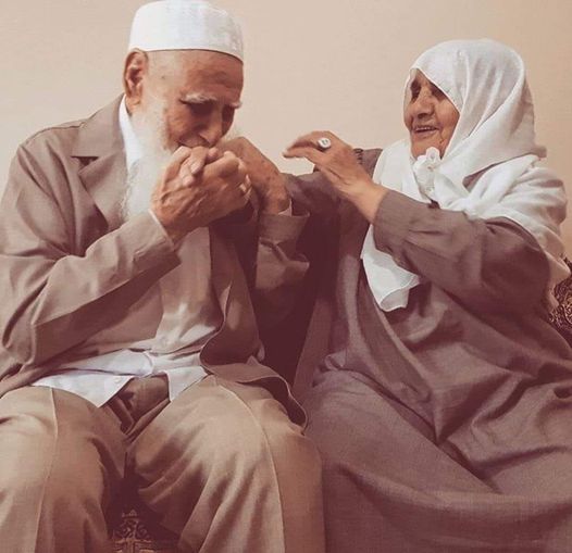 لن يكفّ المرء منّا عن احتياجه لشخص يخافُ معه ليلًا في الليلة الثقيلة، يعطيه نفحةَ أمل، يمسكُ يديه، يحتضن حزنه وخوفه فيأمنا معًا.
مهما بلغ الإنسان من العمر، لن يكف عن احتياج من يشاركه عمره في شتَّى مراحل الحياة، فتكونُ كلمة"معًا" كفيلة لجعل كُلًا منهما يصبر أمام كل البلاءات!❤