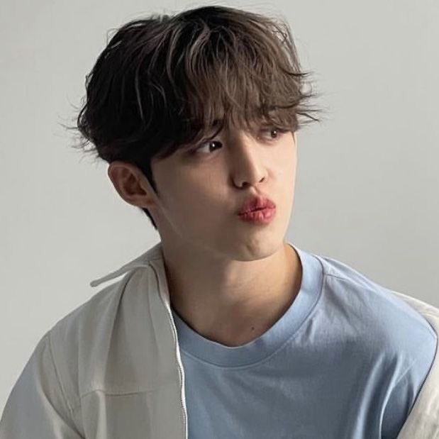 akimdateen's tweet photo. – A jeongcheol short au wherein…

wherein sc and jh has a same color, wallpaper, passcode and brand of a phone but they don’t know each other one day they accidentally swapped their phones without noticing it. https://t.co/9bNaCM42lG