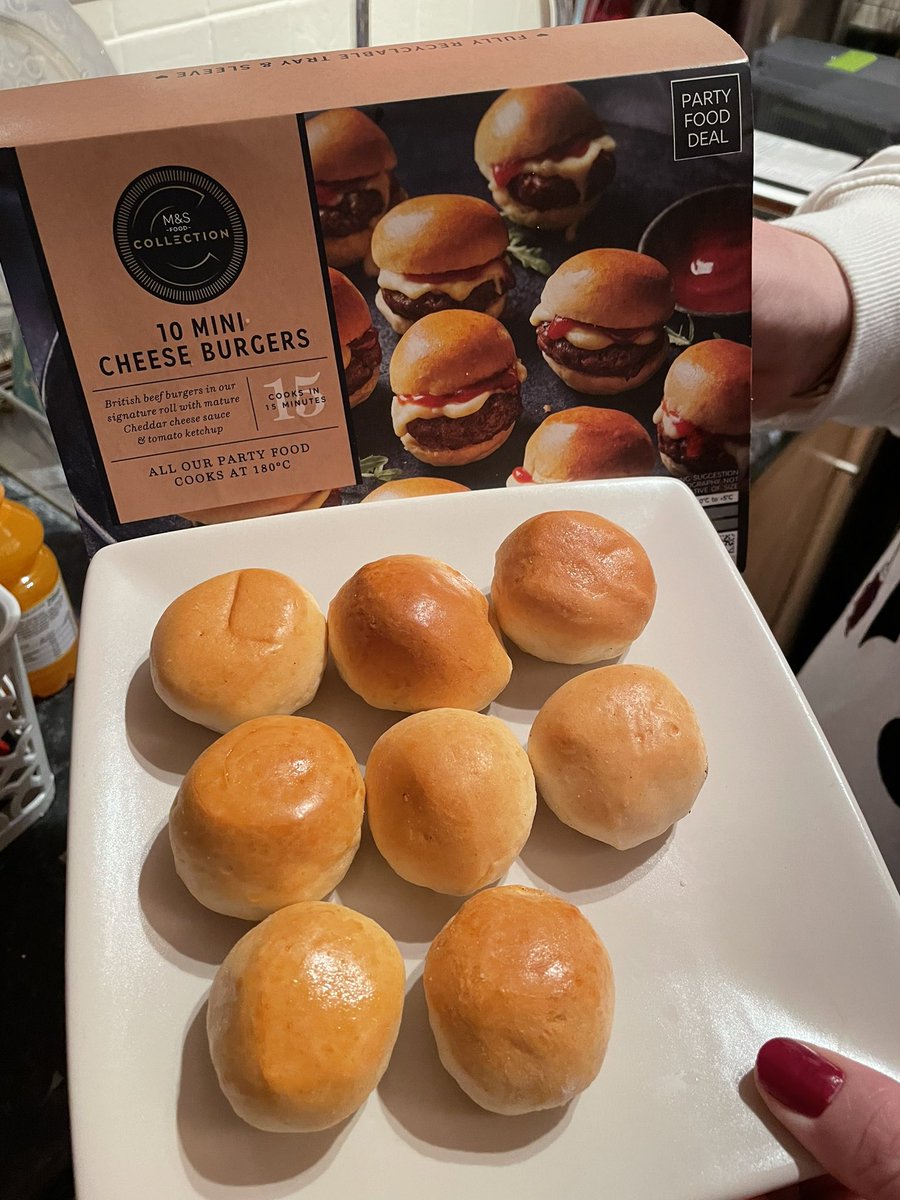 si_stanhope's tweet photo. @marksandspencer just opened my 10 mini cheeseburgers 🍔 and found that there is only 8 mini buns in the box not 10 like there should be, a bit disappointed with this 😞 https://t.co/wX2HKEmWsZ