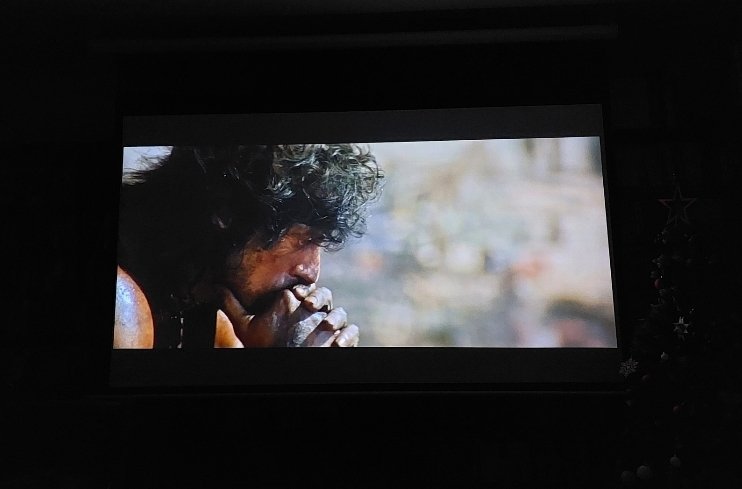 Wenn ich eine Superheldenfilm sehen will, schau ich Rambo 3. David Hain hatte recht mit seiner Analyse. Der The Rock der 80iger.

#TheRock
#rambo
#stallon
#behain