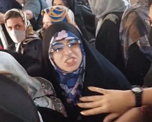 darushmemar's tweet photo. برادر #سپیده_رشنو در توییترش خ��ر داده، او با اتهام های  «اجتماع و تبانی علیه امنیت کشور»،«فعالیت تبلیغی علیه نظام» و «بی‌حجابی در معابر» به پنج سال حبس تعلیقی (تعلیقِ مراقبتی) محکوم شده ��ست.
آن دختری که به سپیده حمله کرده بود و به او چنگ زده بود را یادتان هست؟او همچنان آزاد است. https://t.co/GxyJejG3dA