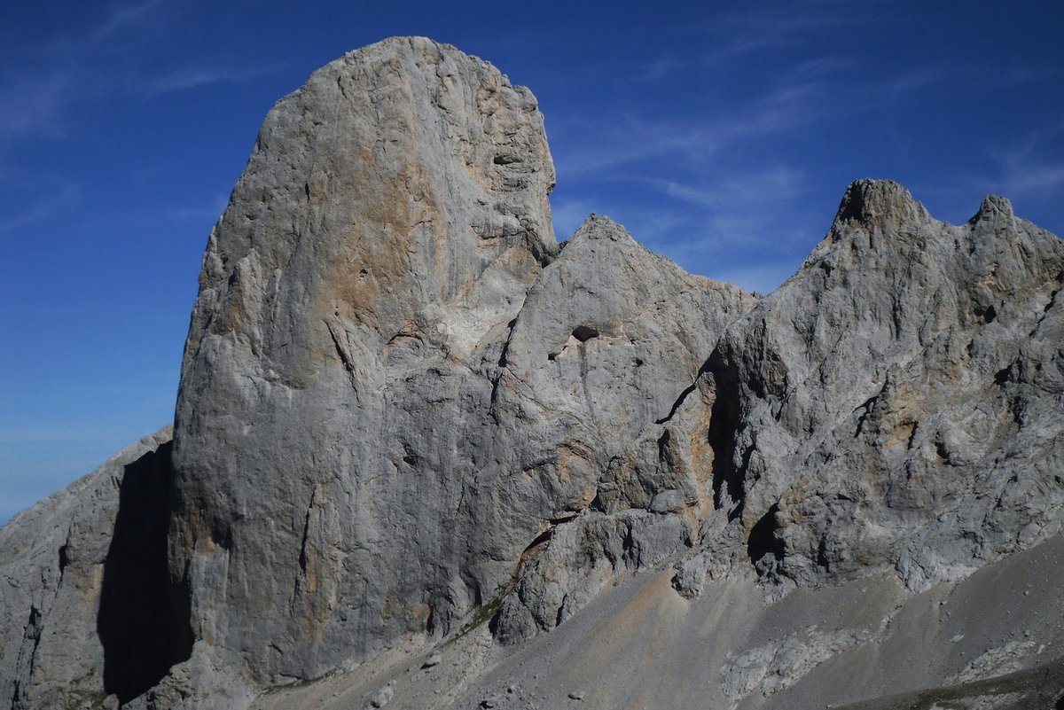 suarezclimb's tweet photo. Inspirado por las historias de Esteban Vicente llegue a escalar diez vías en solitario en la cara oeste de Naranjo. Todavía construyendo mi casa pienso en el cuando hizo a mano no solo su casa sino una goleta para dar la vuelta al mundo como Magallanes… https://t.co/55ecwWsN21