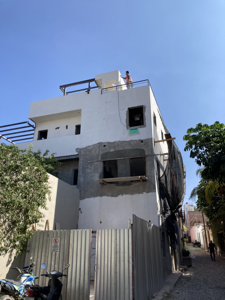 _rojo's tweet photo. @GobSMA @UNESCOMexico me pregunto si esta casa está bajo reglamento de construcción? Porque parece no estarlo y los vecinos de callejón de la bayoneta están indignados por la falta de prudencia y consideración a la calle https://t.co/RrOpdSSeXu