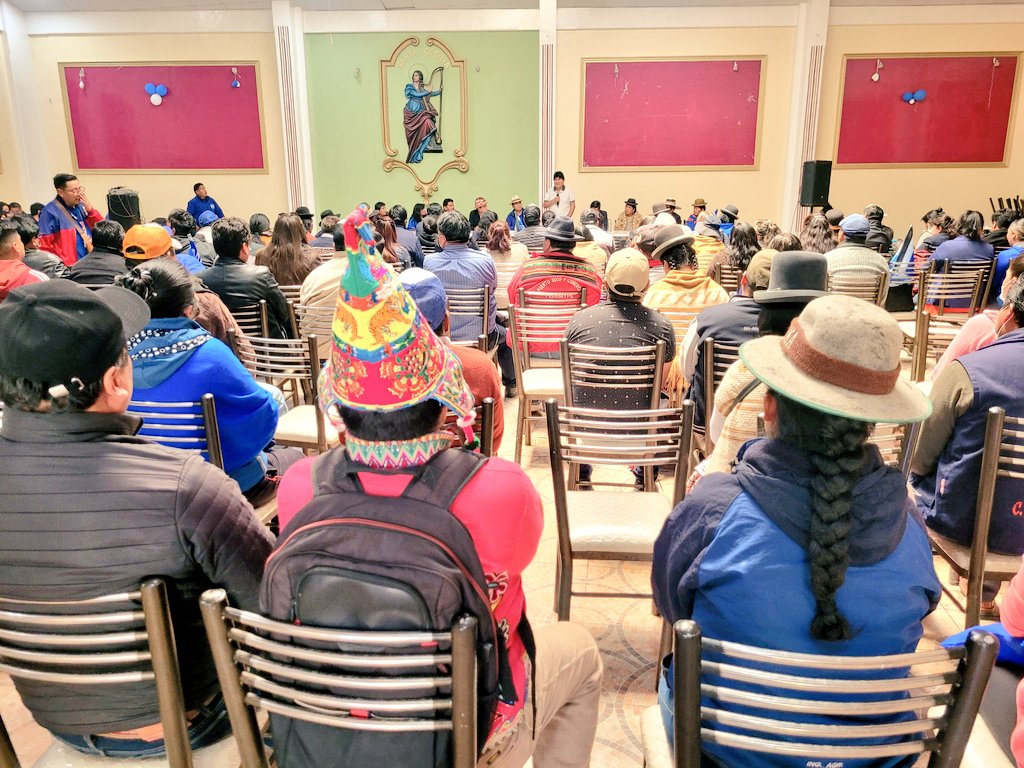 El trabajo de coordinación con nuestras organizaciones sociales de base, dirigentes y representantes en todo el país es permanente. Sostuvimos una linda reunión con alcaldes, concejales y la dirección departamental del MAS-IPSP en Oruro.