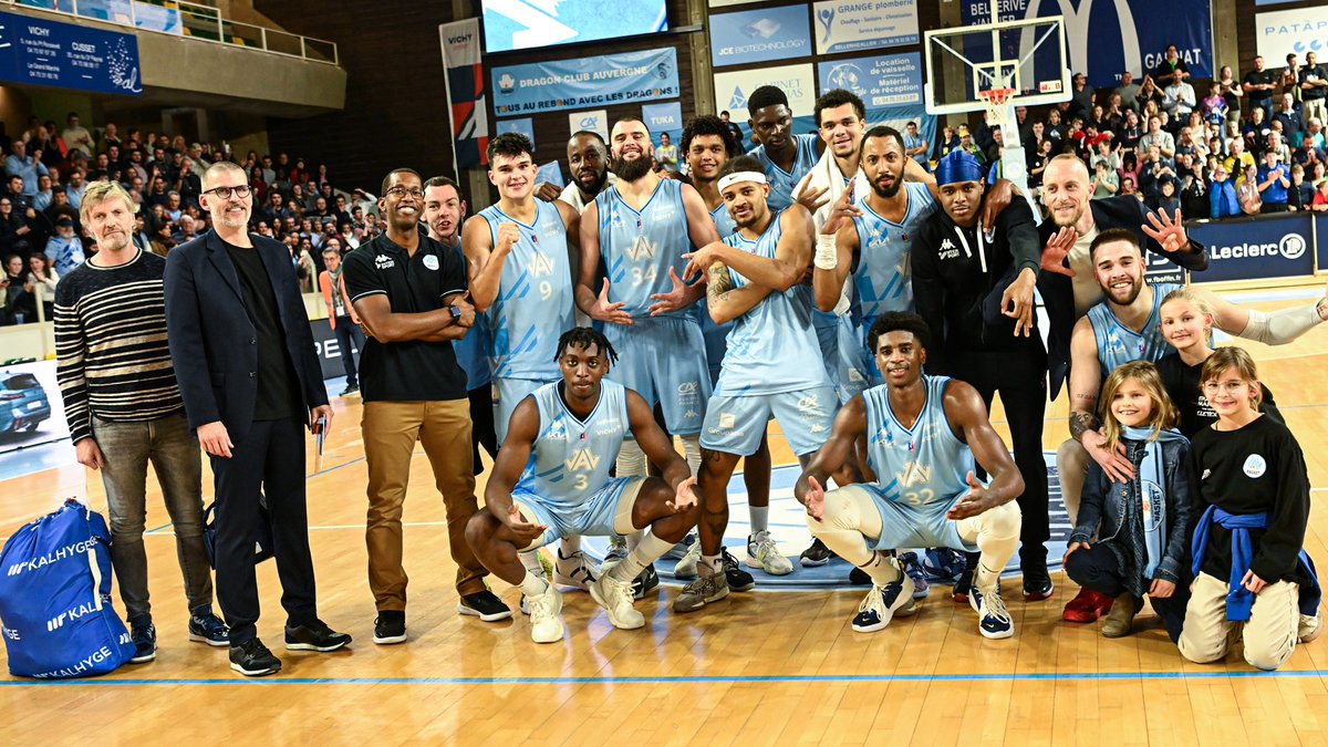 jav_basket's tweet photo. 𝗟𝗜𝗩𝗘 l 🔵🔵🔵🔵

JAV CM 90 🆚 75 @AntibesSharks 

Reçu 6/6 à la maison ✅ 

Dans un match maitrisé dans son ensemble, nos joueurs restent invaincus au Palais des Sports 🌋

Une belle soirée basket avec plus de 3 000 personnes présentes pour terminer l’année en beauté 🤩 https://t.co/isIktsYxsF
