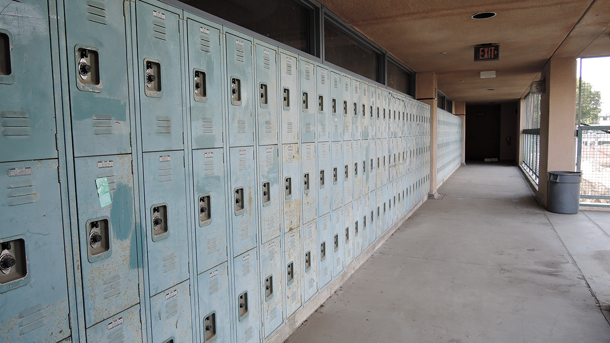 Renovations continue at @LongbeachUSD schools during the holiday break! At @lbjordanhigh, we’re removing aging features from the school’s science building to make way for new flooring, lighting, paint and air conditioning system. #BuildingOnSuccess #ProudtobeLBUSD