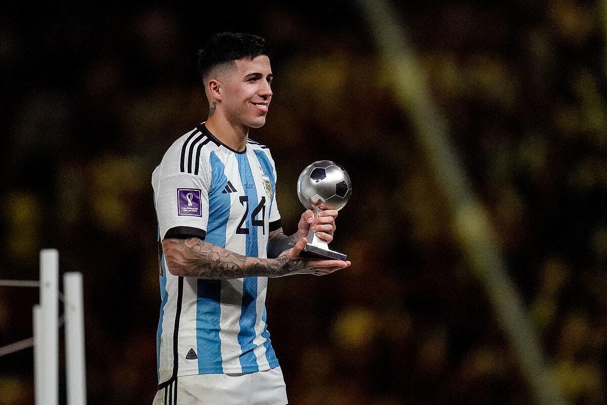 SportsRooter's tweet photo. Chelsea have entered the race to sign Enzo Fernandez.

They have sent representatives to Lisbon in an effort to tie up a deal according to reports.  #CFC https://t.co/P0V0cNaGDg