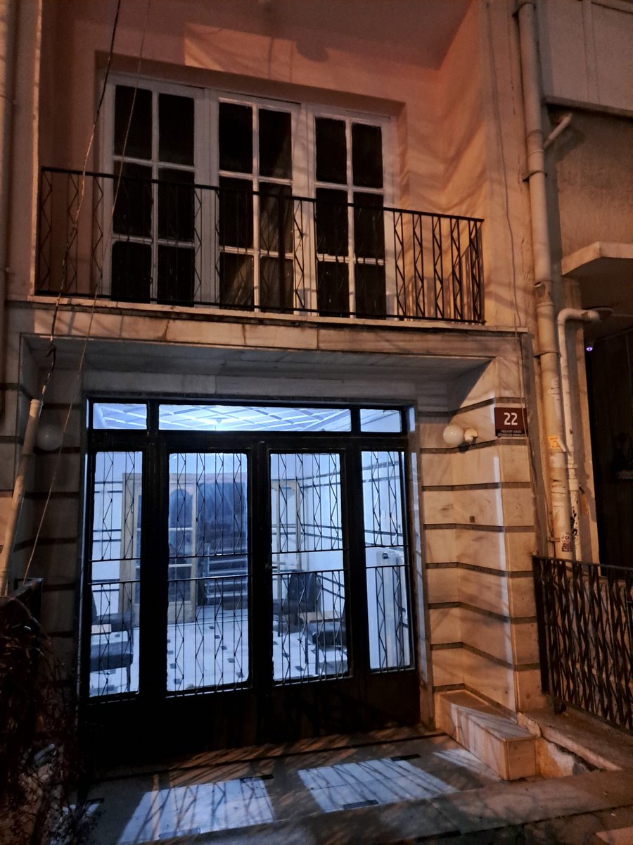 DenizAltayKaya's tweet photo. A very elegant entrance hall for a residential apartment building (Ankara,Turkiye) #liminalspaces #makingspaces #spatialappropriations #architecturalheritageankara https://t.co/GqIxT657Fp