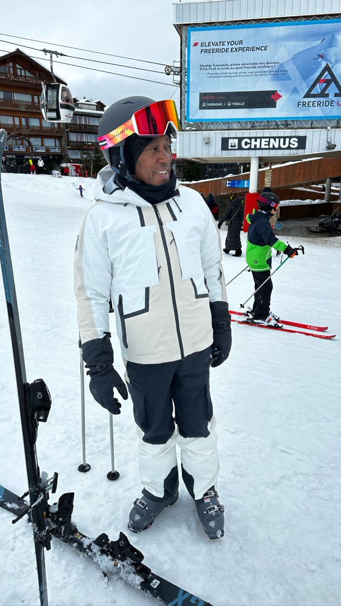 Sir Lewis Hamilton Updates on Twitter "📲 Lewis skiing with the family