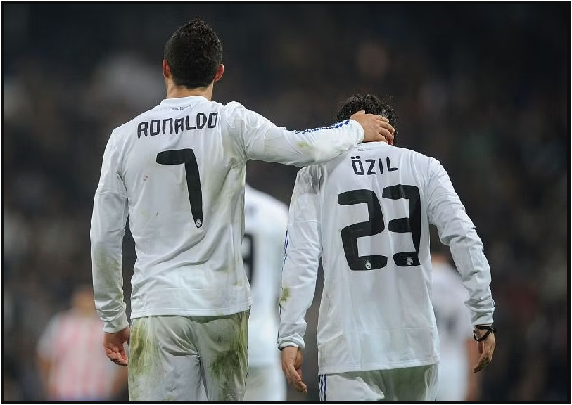 CasseCoeur_'s tweet photo. People forget quickly. May God forgive all those who continually criticize @Cristiano .
The best times for me to watch football were watching the duo @Cristiano &amp; @M10 . https://t.co/4rlhRcJWnQ