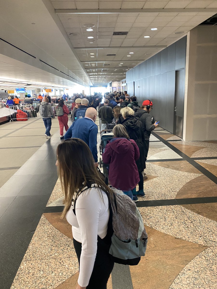 Ashvina_Patel's tweet photo. 100s waiting in line @DENAirport for HOURS to get bags. Lots of camera crews. Maybe @dominos @PapaJohns @pizzahut wants to do everyone a solid and bring us a slice? https://t.co/Yn0JegBPU4