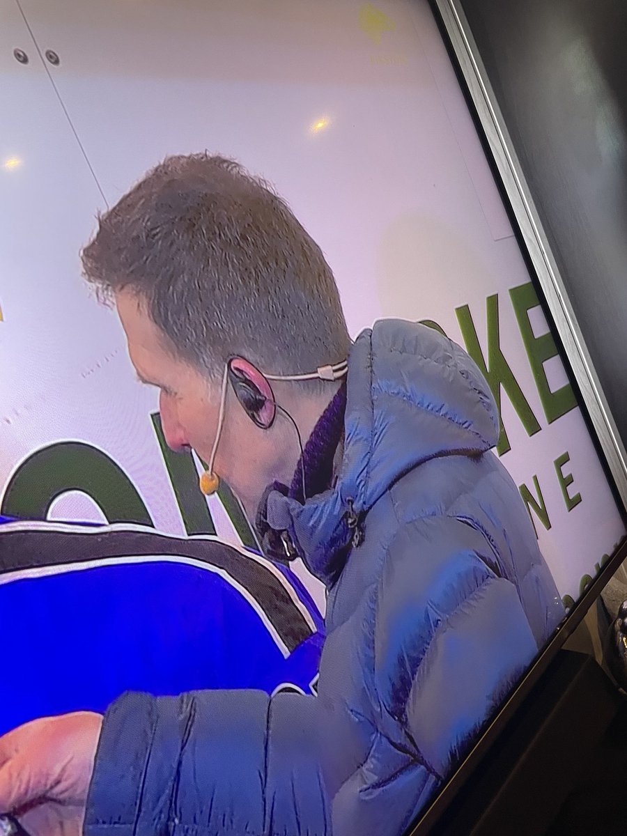 Kan ikke noen gi han intervjuern på seremoniplass ei lue?🧑‍🎄🥶