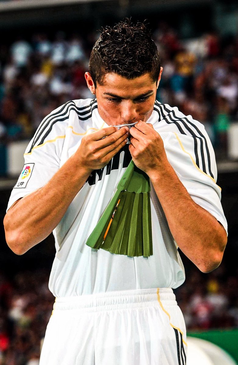 MoWas08's tweet photo. @realmadrid @Benzema @ChelseaFC Cristiano ronaldo https://t.co/VC4GRcMTN9