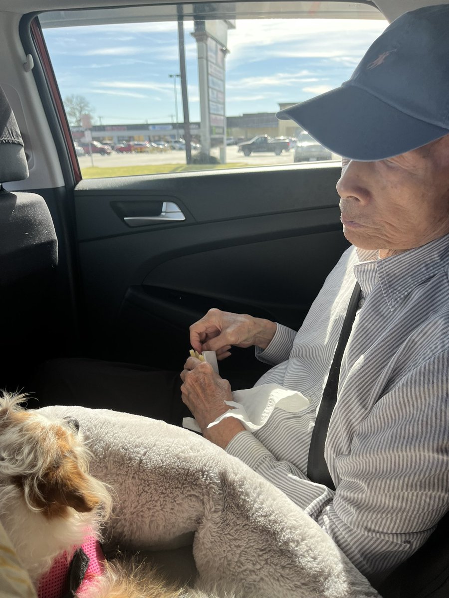 jackalacka5914's tweet photo. My grandpa keeps slipping my dog French fries https://t.co/CQFrk5vtZs