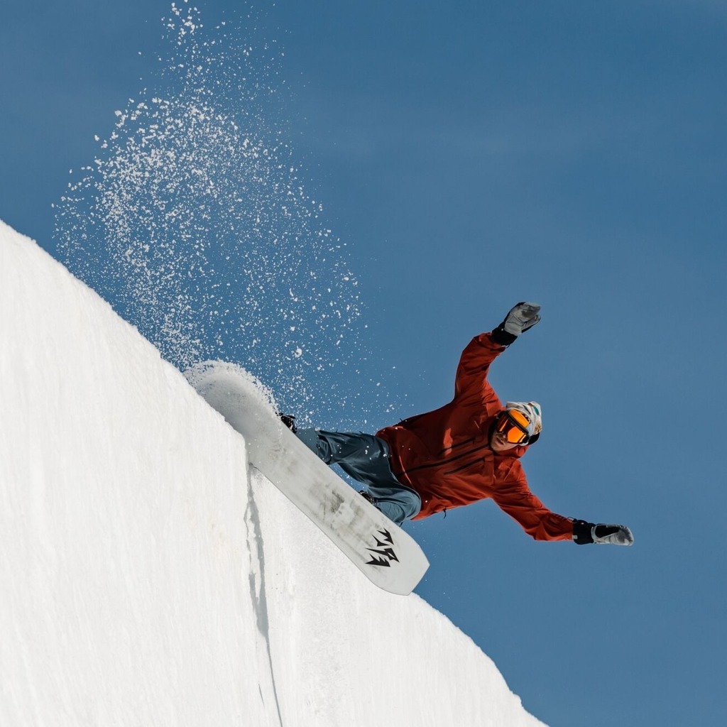 A new addition to the Jones Outerwear collection for this season, the Shralpinist Stretch 3L jacket takes its design cues from Jones's high-performance mountaineering-inspired Shralpanist Jacket but re-engineers it for hard-charging all-mountain explorer… instagr.am/p/CmroxmnIIe-/