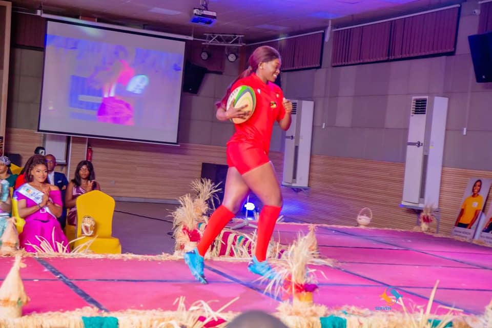 RugbyCasa's tweet photo. Rose Mekongo lors de la Cérémonie de l'élection @MisseeLionnes 2022.
Plus d'infos ici 👉🏾 https://t.co/Vdi0vdlLIY

#RugbyCASA #MisseeLionnes #RugbyFeminin #Rugby #Cameroun https://t.co/TcvKg3bJHf