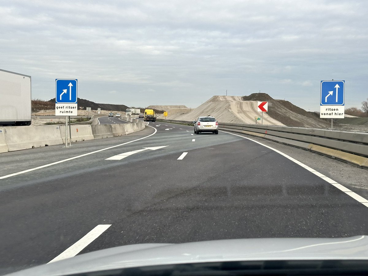 RcardoD's tweet photo. Mijn autisme kan het niet aan dat deze twee borden over het ritsen niet andersom staan! @Rijkswaterstaat #N209 #Doenkade https://t.co/Kr0ZCSsKS0