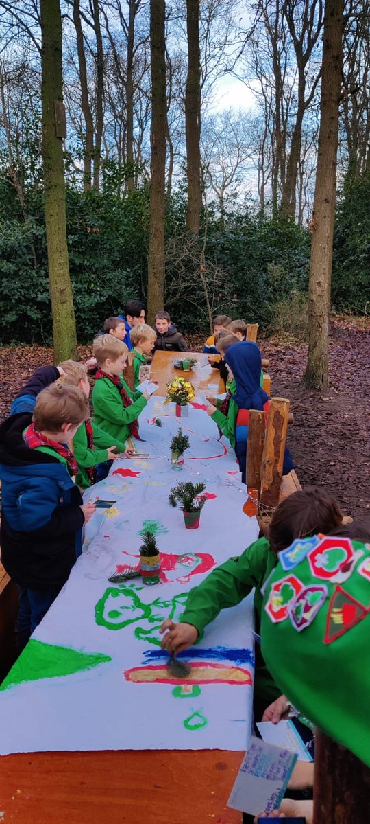 Op de laatste opkomst van het jaar hebben de #welpen hun eigen #kerstdiner  in elkaar gezet. Zelfgemaakte tafel, zelfgemaakte versieringen en zelfgemaakt brood als feestmaal.