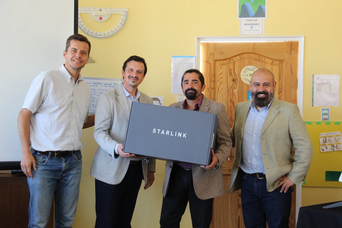 Edu_Valparaiso's tweet photo. SLEP de Valparaíso y @ensenachile firmaron un importante acuerdo para dotar de internet satelital a nueve de nuestras comunidades, todo gracias al aporte de las antenas de Starlink de @SpaceX 

Detalles en: https://t.co/uzLITTWhUD

#SLEPValparaíso
#EducaciónPública https://t.co/mT7gCTC7fw