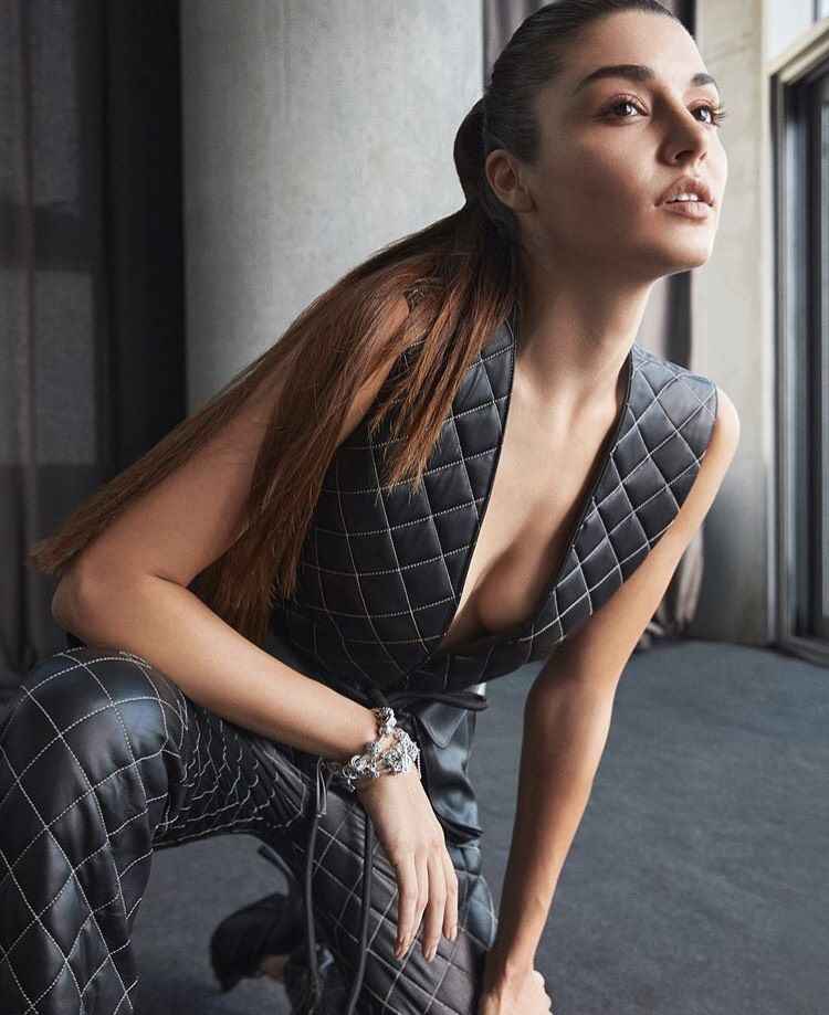 HandeEda8's tweet photo. Sana özel olduğun hissini yaşatan o garip ama hoş duygu ile dolu güzel bir gün olsun...🖤 @HandeErcel #HandeErcel #HandeErcelXhello #HandeErçelXDisneyPlus https://t.co/bd1DpCRZbK