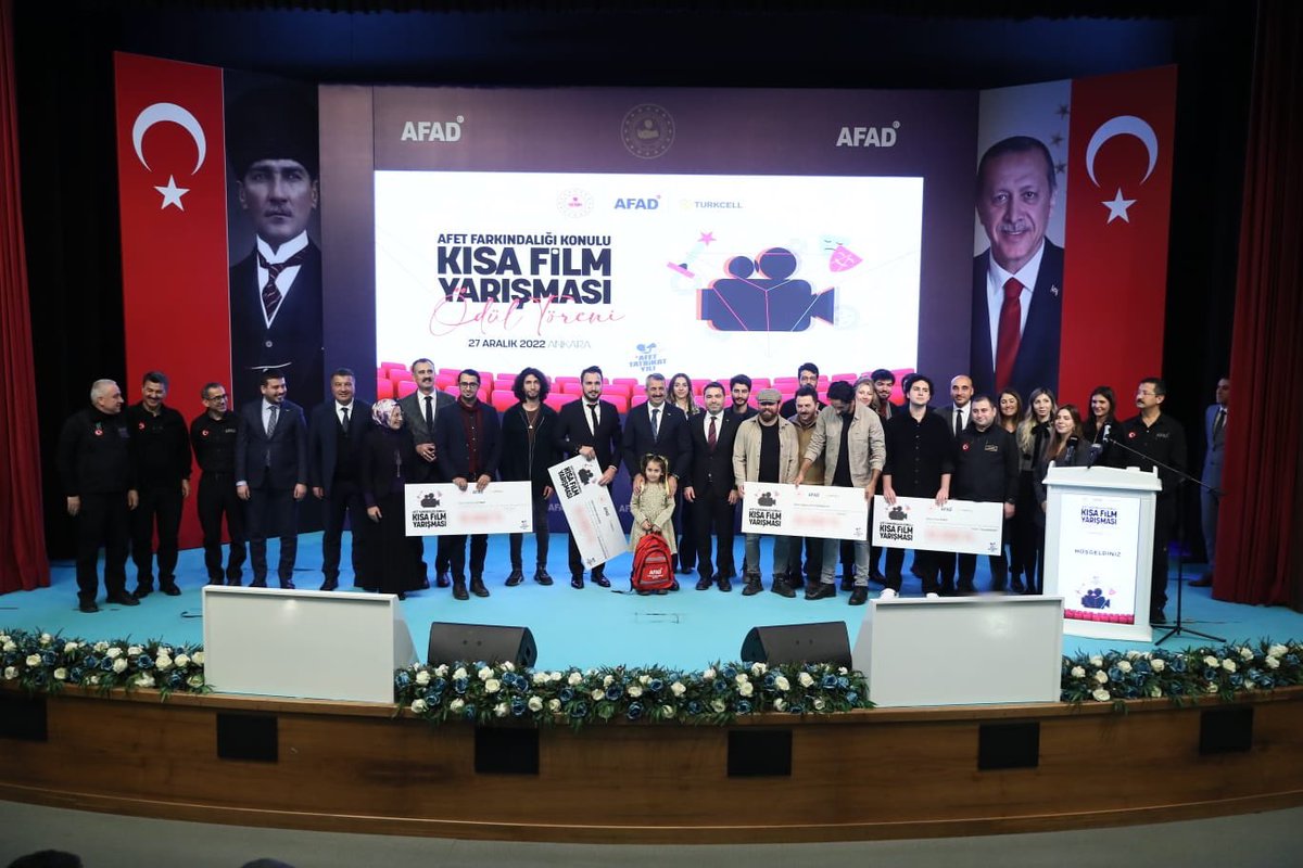 AFADBaskanlik's tweet photo. 🎥 #AFAD ve @Turkcell iş birliği ile düzenlenen Afet Farkındalığı Konulu Kısa Film Yarışması Ödülleri, düzenlenen törenle sahiplerine takdim edildi…

Ödül almaya hak kazanan yarışmacılarımız başta olmak üzere tüm katılımcıları tebrik eder, başarılarının devamını dileriz. 👏🏻 https://t.co/MlhImgPA0T