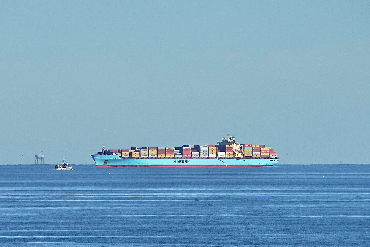 The MAERSK OHIO, IMO:9298698 en route to Norfolk, Virginia, flying the flag of the United States 🇺🇸. #ShipsInPics #ContainerShip #MaerskOhio #ChesapeakeLightTower