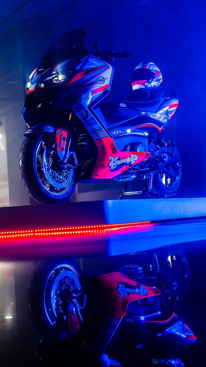 ecastromotos's tweet photo. 😎 Nuevo diseño. Más emociones. Así es la nueva TMAX personalizada por #EduardoCastroMotos. #NothingButTheMAX🔥🔝

📸 @MiguelCampano 

#Yamaha #TMAX #YamahaTMAX #SportScooter #TMAXTechMAX #YamahaTMAXTechMAX #Sevilla https://t.co/I4Nt9TAijN