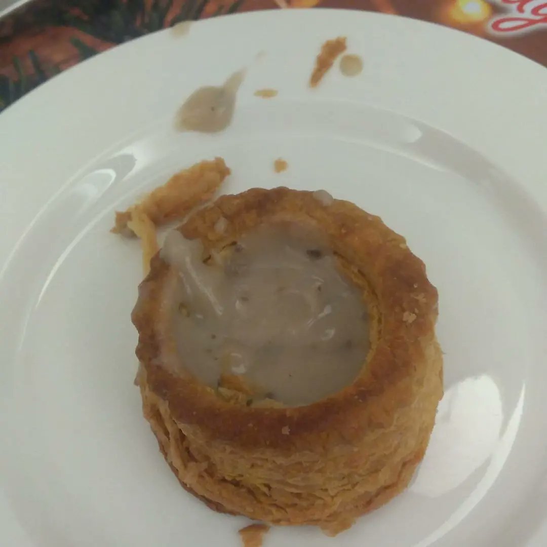 3437Robinfood's tweet photo. Ook op de dag na kerst gaan we gewoon door met het serveren van een feestmaaltijd voor buurtbewoners die het nodig hebben. Zij genoten vanavond van een pasteitje met ragout, gevolgd door een schnitzel met aardappel gratutene en groente en een lekker toetje met vrucht slagroom https://t.co/si3LrM7bje