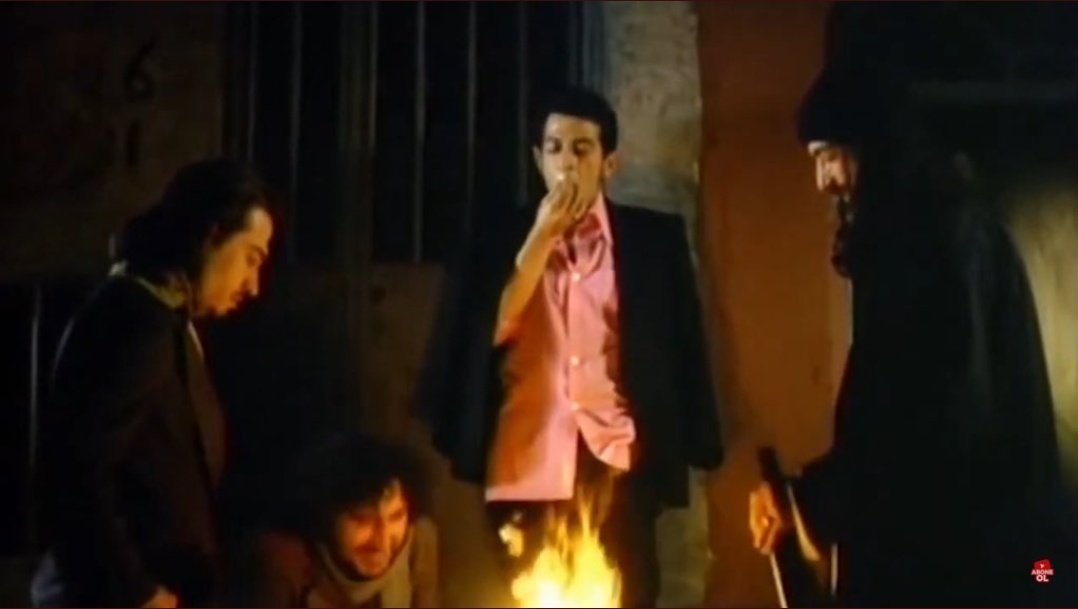 siyahfilm1's tweet photo. "Zarlar düşeş gelseydi, belki de her şey başka türlü gerçekleşecekti."

-Ağır Roman (1997) https://t.co/RaIRfALuke