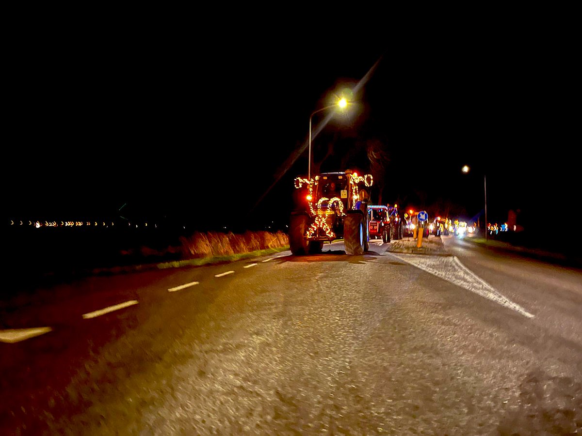 Mooie optocht van trekkers door de dorpen! De kracht van het platteland. #trekker #landbouw #Agra #mooistefoto2022