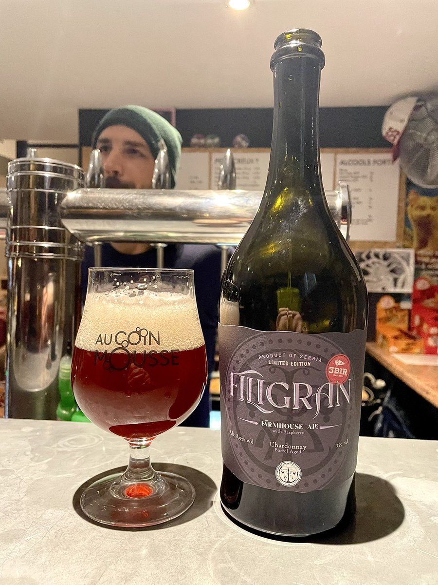 🇷🇸 Partons maintenant avec cette « Filigran », une bière de style Farmhouse Ale qui se monte à 8.9% Vol. et qui est l’œuvre de la 3bir Brewery située à Novi Sad. Bière importée par le poto VLK Distribution qui nous propose à l’œil une robe de couleur cerise claire et brumeuse.
