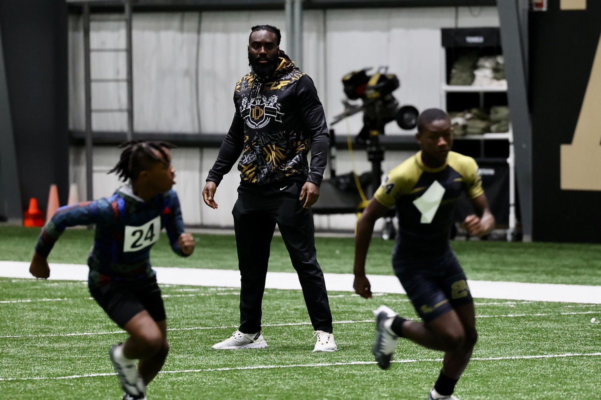 The man of the people, <a href="/demario__davis/">Demario Davis</a> 👏

RT to show some love to  #WPMOYChallenge Davis