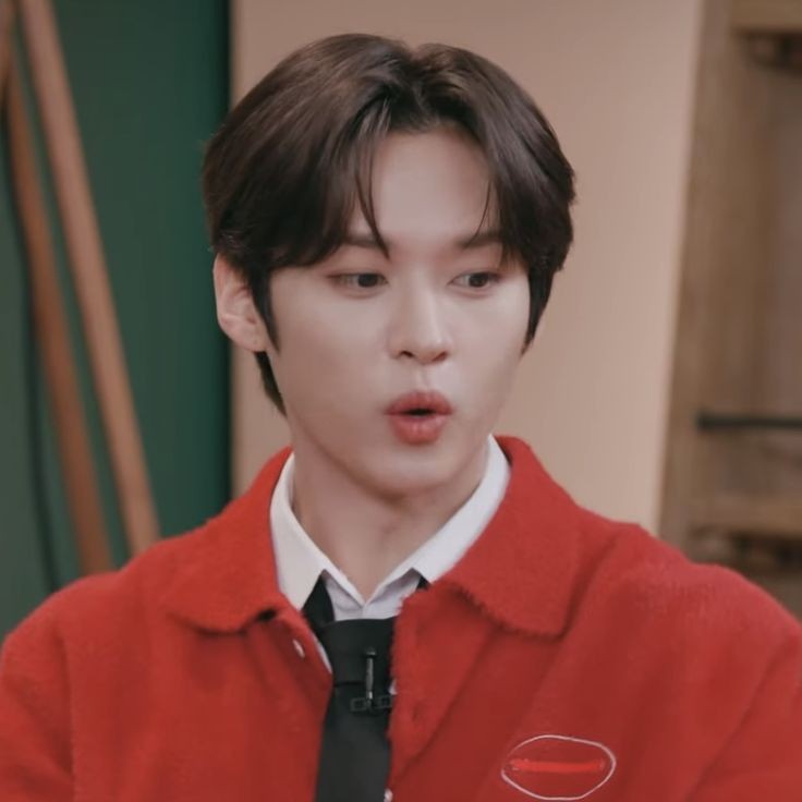 daily lee know tweet media