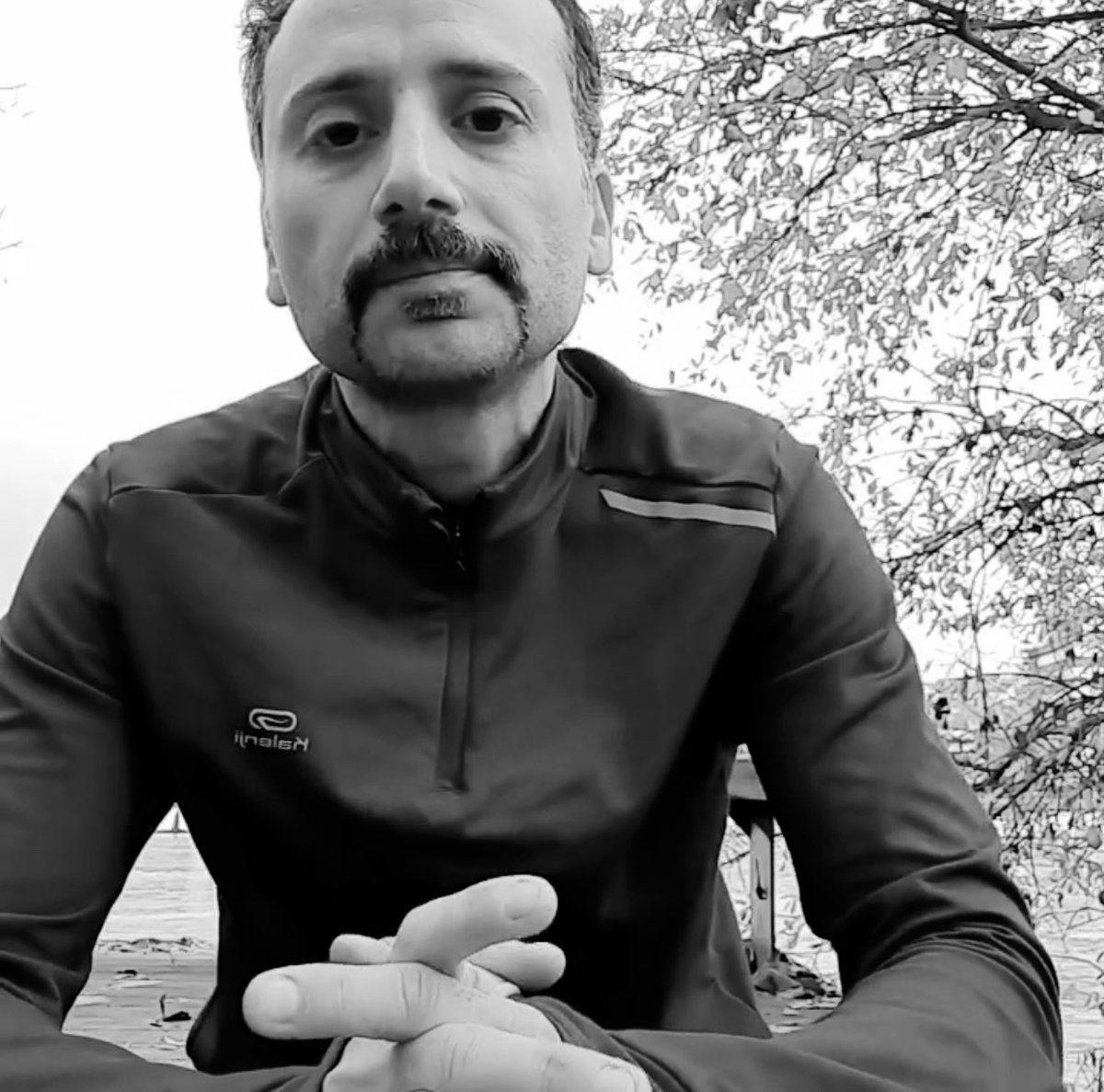 محمد عزیز! مرگ می‌تواند یک راه مبارزه باشد، مرگ می‌تواند یک انتخاب باشد اما ما امروز بیش از همیشه امیدواریم. سخت و طولانی‌ست اما شدنی‌ست. کاش پیش از این تصمیم می‌توانستم با تو حرف بزنم و به تو بگویم ما شکست‌شان می‌دهیم. حیف از جان عزیز تو...
#دادخواهی
#مهسا_امینی 
#IranRevolution