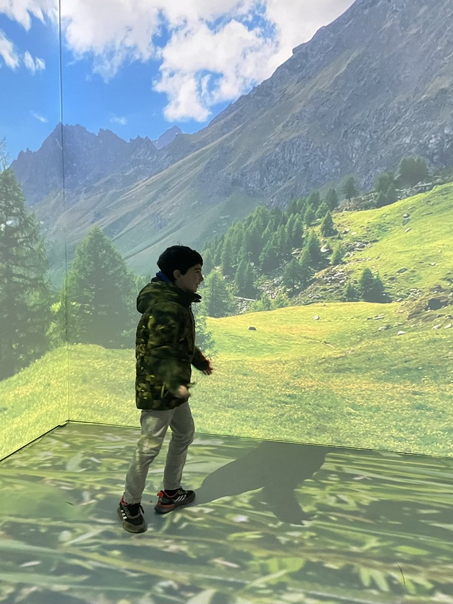 Ci piace questo museo <a href="/ScienzeVDA/">Museo Scienze VDA</a> improntato sulle emozioni, sulla tecnologia e sull’alternanza tra tradizione e modernità. La Sala del Tempo, ad esempio, conduce il visitatore nel museo dell’’800, con le sue vetrine storiche allestite secondo i canoni espositivi del tempo.