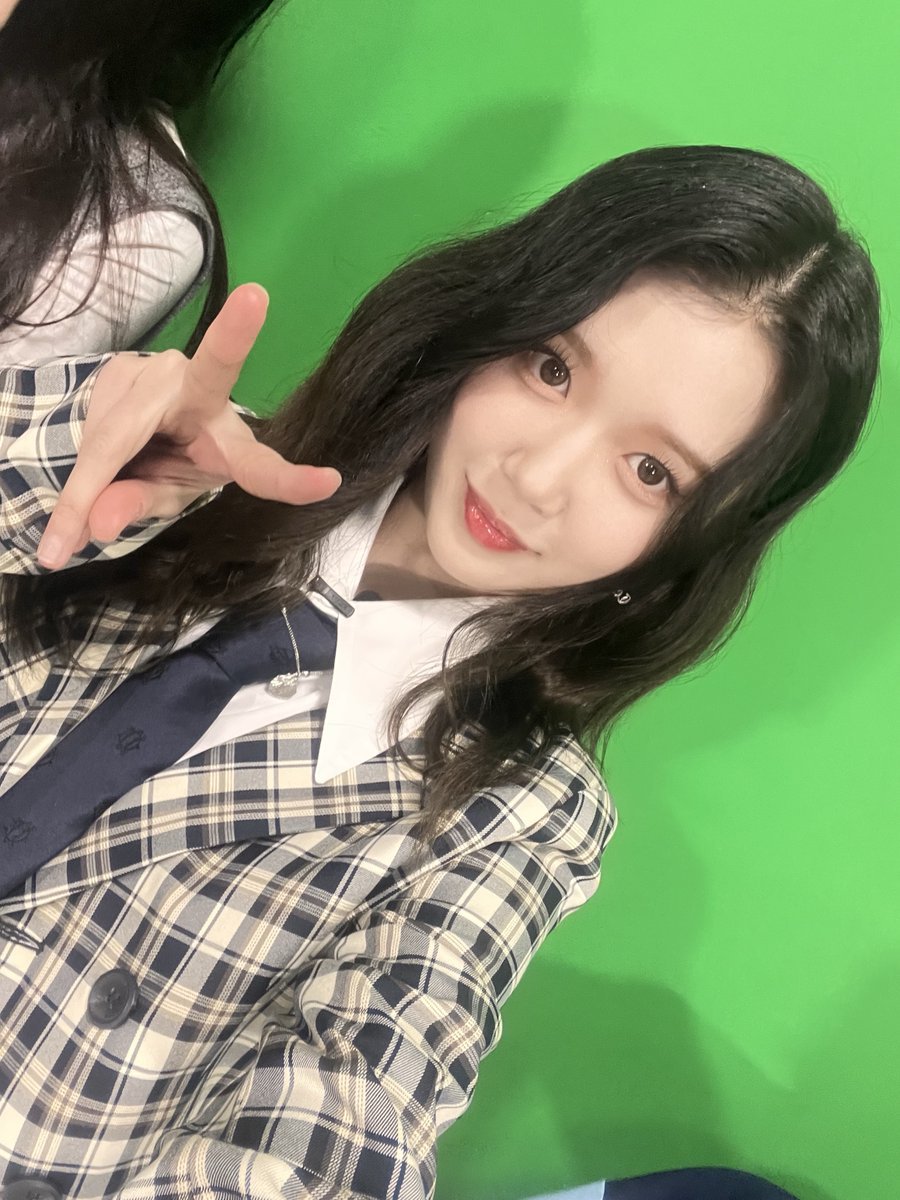tripleSbraSil's tweet photo. #tripleSpic | A @ALLTHEKPOP liberou fotos de prévia do episódio de amanhã do #DreamCenterStudyRoom com as MCs #ChaeYeon 🍑 e #YuBin 🦊 e as convidadas da semana, o @CSR_offcl 💫
#tripleS #트리플에스 #トリプルS #KimChaeYeon #GongYuBin #첫사랑 #CSR https://t.co/sdC3wLeYMM
