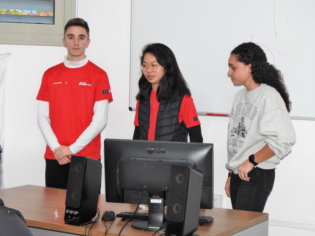 Hoy he tenido la oportunidad de compartir con unos jóvenes alcalareños y sus padres la presentación oficial del proyecto bombero cadete. Este programa ya cuenta con arraigo en países de nuestro entorno y es impartido a alumnos del IES Tierno Galván. Enhorabuena.
