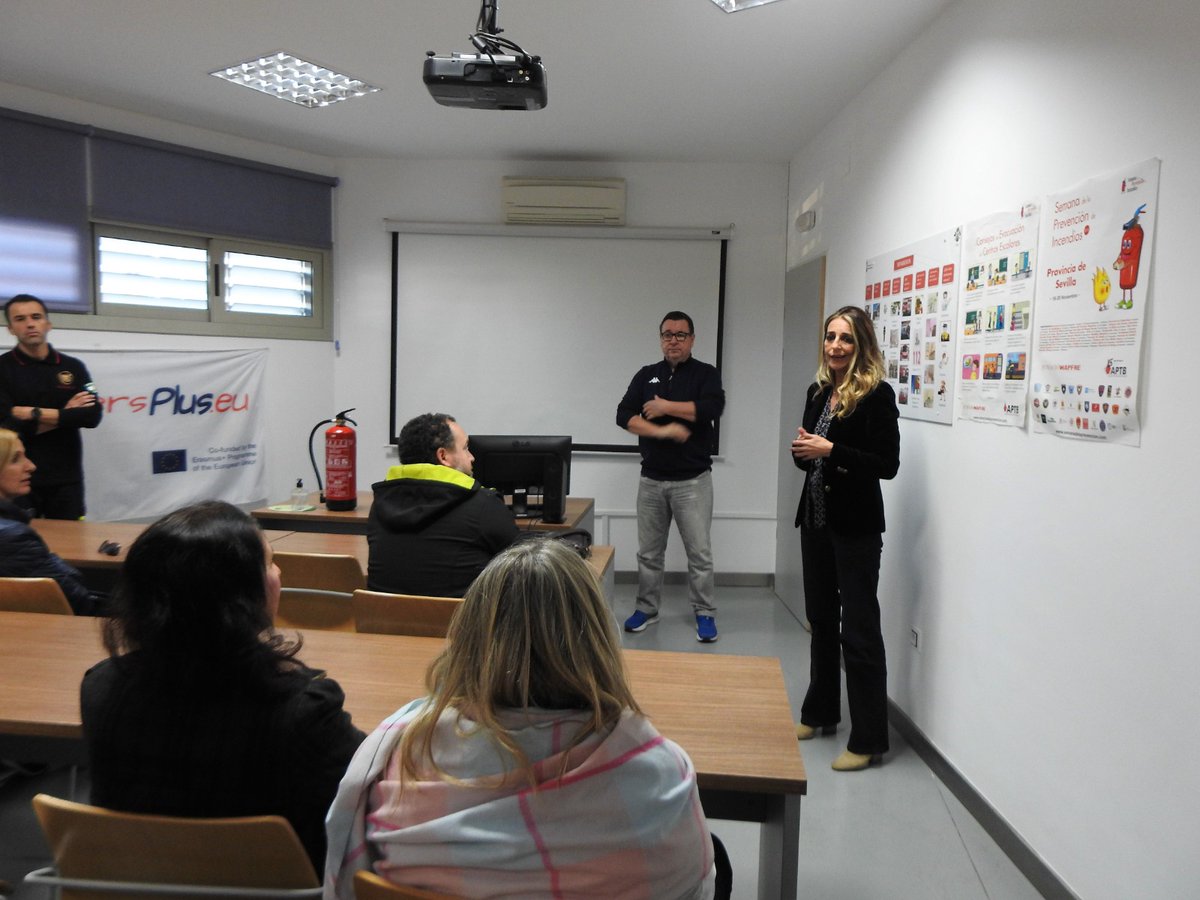MJMorilla1's tweet photo. Hoy he tenido la oportunidad de compartir con unos jóvenes alcalareños y sus padres la presentación oficial del proyecto bombero cadete. Este programa ya cuenta con arraigo en países de nuestro entorno y es impartido a alumnos del IES Tierno Galván. Enhorabuena. https://t.co/w8BxKFepNC