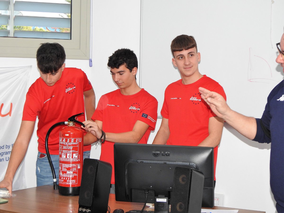 MJMorilla1's tweet photo. Hoy he tenido la oportunidad de compartir con unos jóvenes alcalareños y sus padres la presentación oficial del proyecto bombero cadete. Este programa ya cuenta con arraigo en países de nuestro entorno y es impartido a alumnos del IES Tierno Galván. Enhorabuena. https://t.co/w8BxKFepNC