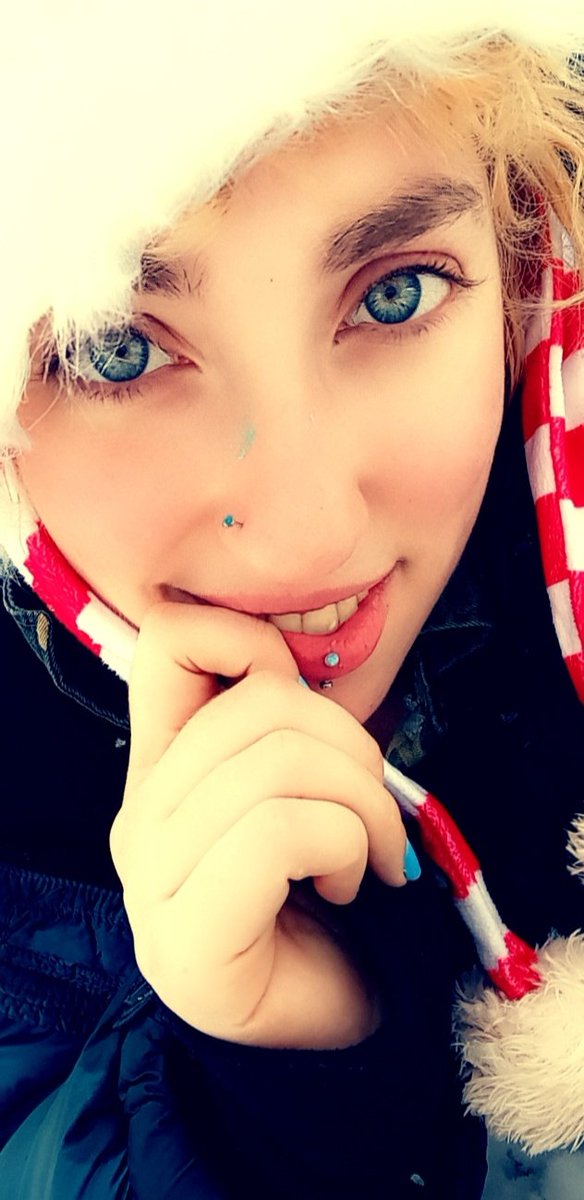 TabbycatLynn's tweet photo. #snowday #funinthesnow #chilly #idontlikecold #coldkitten #sshivers https://t.co/6wCclsypVy