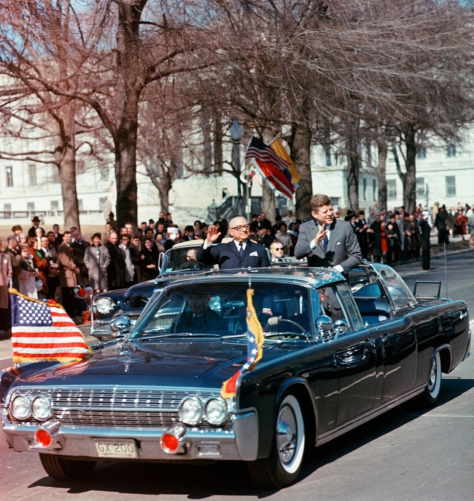 LaHistoria200's tweet photo. Foto a color de los presidentes de Estados Unidos y Venezuela, John F. Kennedy y Rómulo Betancourt, en Washington. Imagen de febrero de 1963, vía LIFE. https://t.co/3yfBYrgIvl