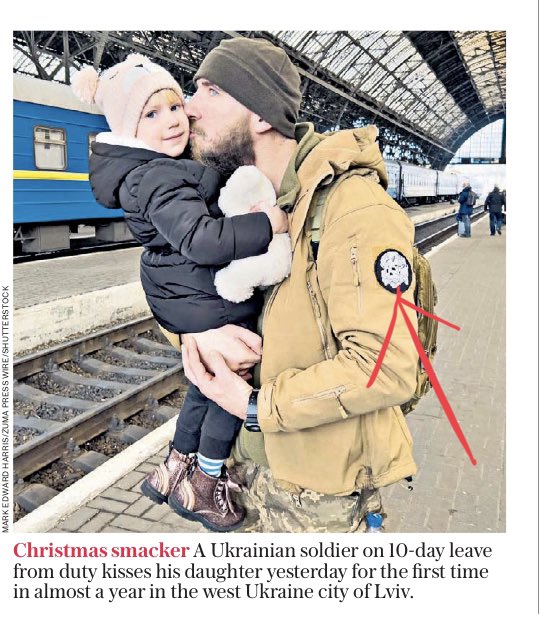 Daily Telegraph публикует трогательное фото. Укр. солдат целует доченьку, вырвавшись в отпуск во Львов на 10 дней с фронта. Шеврон дивизии СС «Мертвая голова» брит. прессу не смущает, поскольку всем же известно: нацизм украинской армии - это ведь «выдумка российской пропаганды»!